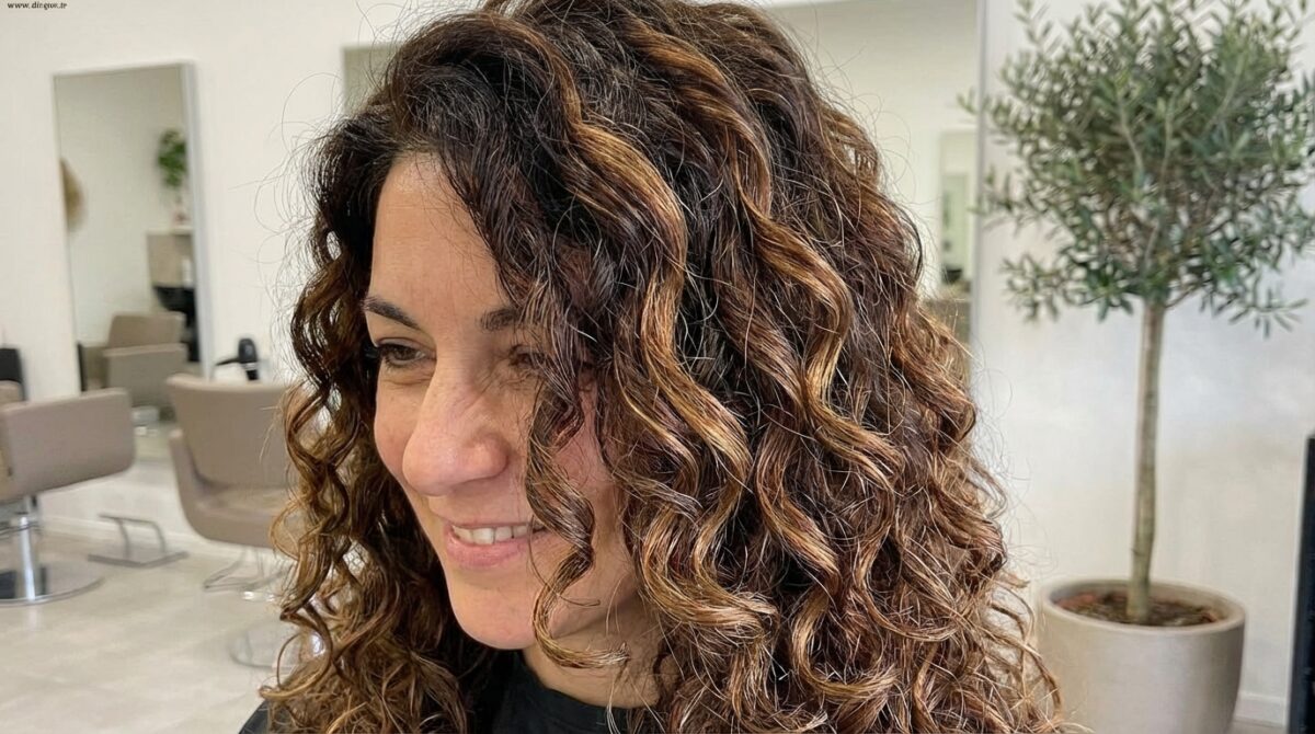 scopri come valorizzare i tuoi capelli ricci e la tua colorazione con i consigli esperti di un parrucchiere professionista per un look naturale e luminoso.